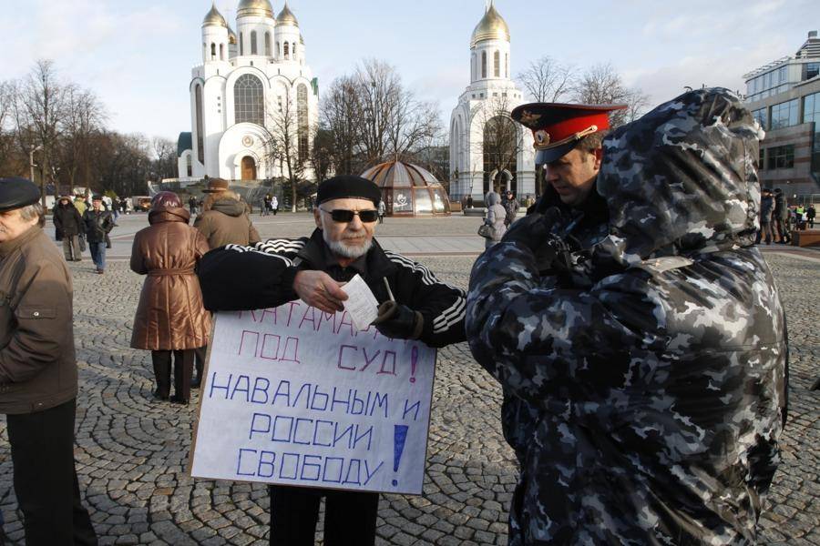 На площади Победы состоялся несанкционированный митинг: фоторепортаж